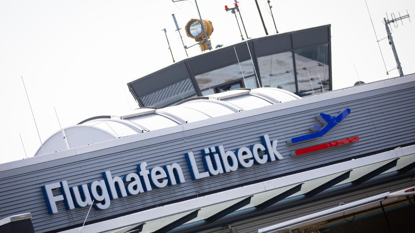 Nach einer unzulässigen Impfaktion am Lübecker Flughafen am Wochenende prüft die Staatsanwaltschaft jetzt einen Anfangsverdacht wegen einer Straftat nach dem Arzneimittelgesetz.