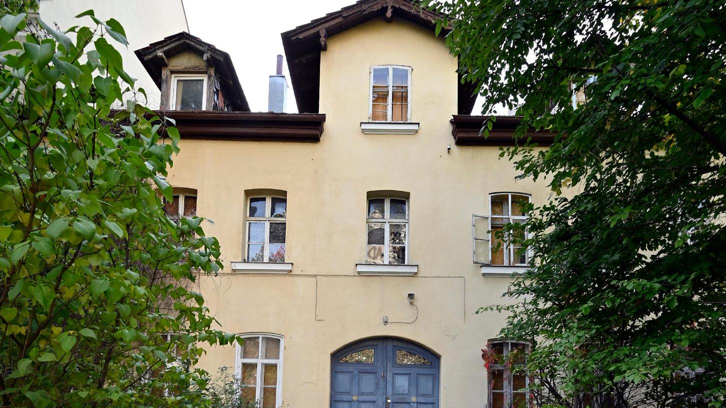 Das Anwesen Bismarckstraße 4, schräg gegenüber der PhilFak, steht seit Jahren leer und verfällt zunehmend.
