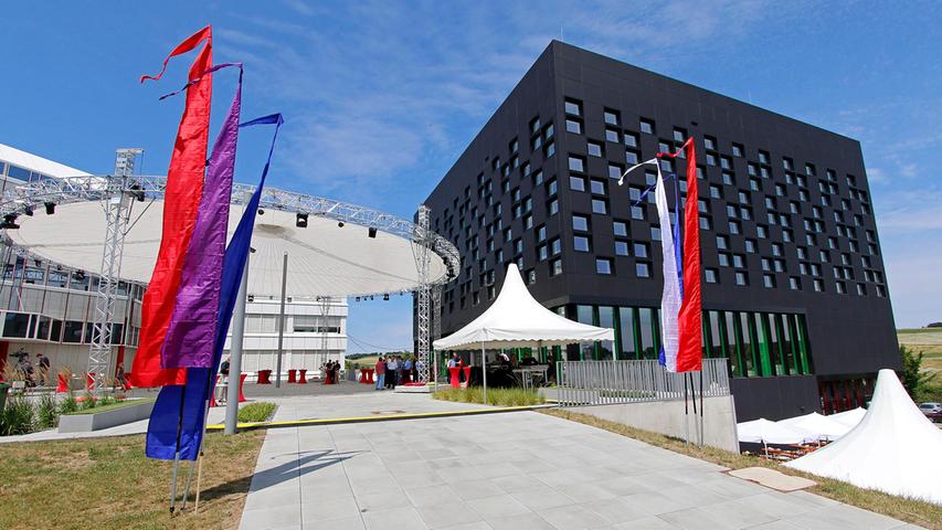 "Ein schwarzer Würfel mit farbenfrohem Innenleben" - titelten die Nürnberger Nachrichten im Juli 2015, als der "Stabilo Cube" in Heroldsberg eingeweiht wurde. 15,5 Millionen Euro kostete der neue Firmensitz, der von Architekt Michael Viktor Müller aus Köln entworfen wurde.