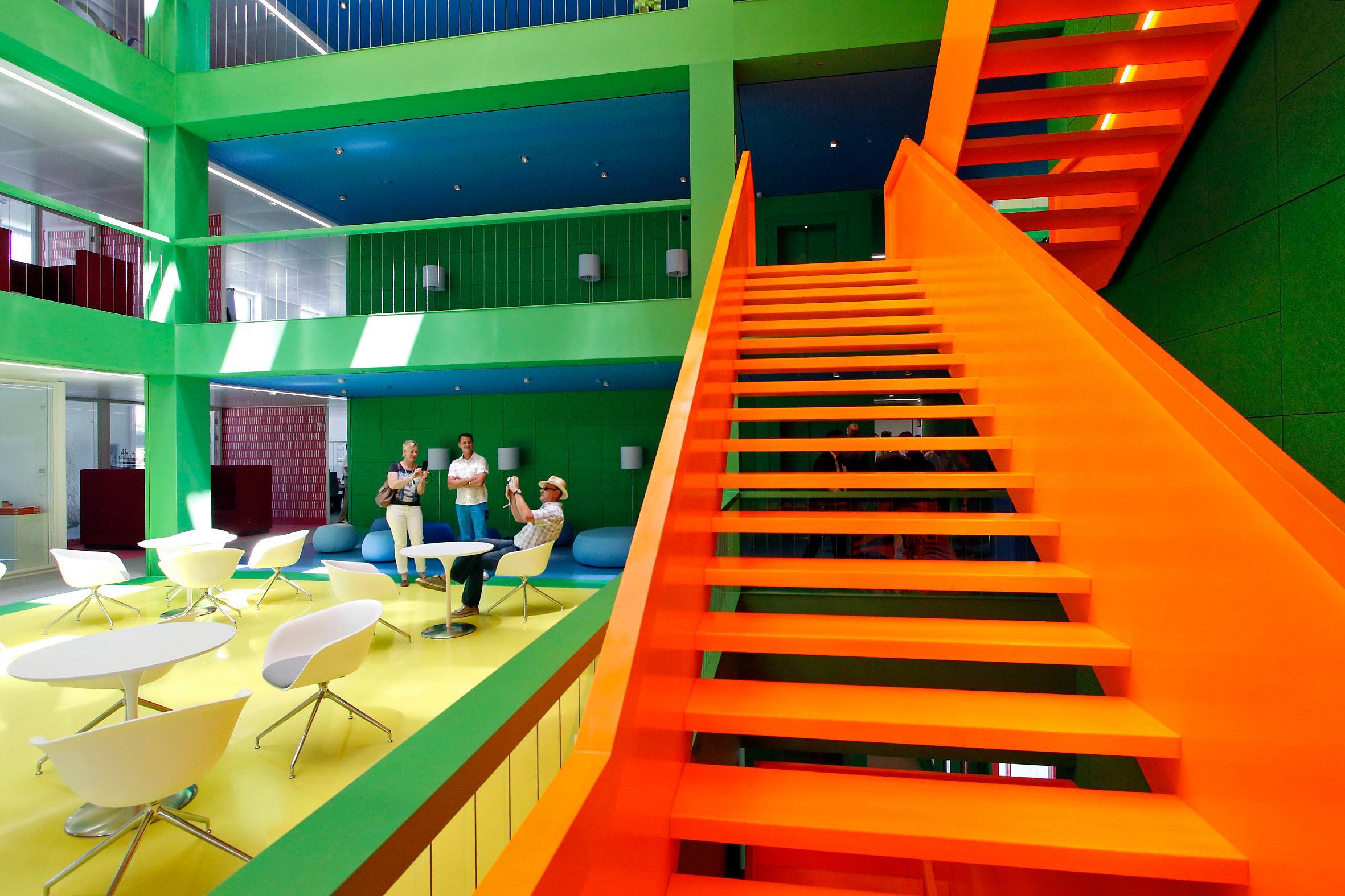 Außen schwarz, innen bunt - nicht nur die Wände und Treppen haben einen farbigen Anstrich, auch die unternehmenseigene Kinderkrippe „ColorLand“ greift dieses Motto auf. Diese bietet seit 2016 in unmittelbarer Nähe zu den elterlichen Arbeitsplätzen 24 Betreuungsplätze für die Kleinsten an.