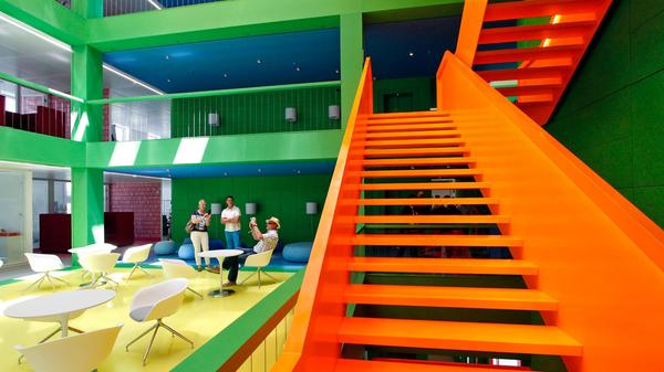 Außen schwarz, innen bunt - nicht nur die Wände und Treppen haben einen farbigen Anstrich, auch die unternehmenseigene Kinderkrippe „ColorLand“ greift dieses Motto auf. Diese bietet seit 2016 in unmittelbarer Nähe zu den elterlichen Arbeitsplätzen 24 Betreuungsplätze für die Kleinsten an.