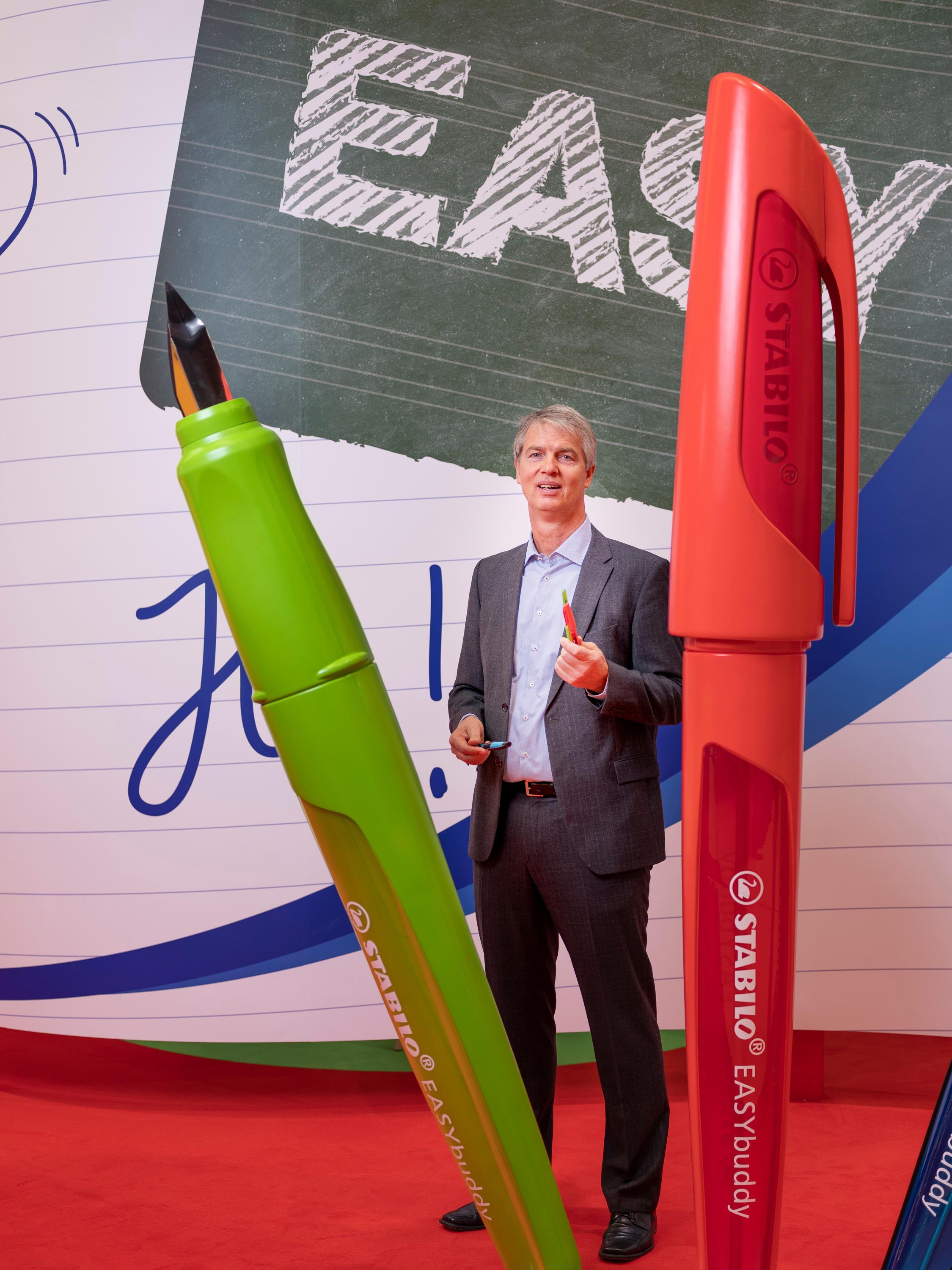 Die Gruppe Schwan-Stabilo strukturierte 2019 die Führung neu: Sebastian Schwanhäußer (Foto), bisheriger geschäftsführender Gesellschafter und Mitglied der Gründerfamilie, wird zum Chief Executive Officer (CEO) der Firmengruppe berufen. Die Teilkonzerne bleiben mit eigener Geschäftsführung operativ weiterhin eigenständig.