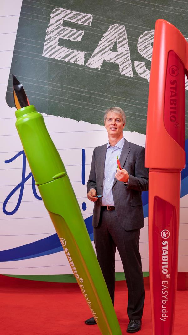 Die Gruppe Schwan-Stabilo strukturierte 2019 die Führung neu: Sebastian Schwanhäußer (Foto), bisheriger geschäftsführender Gesellschafter und Mitglied der Gründerfamilie, wird zum Chief Executive Officer (CEO) der Firmengruppe berufen. Die Teilkonzerne bleiben mit eigener Geschäftsführung operativ weiterhin eigenständig.