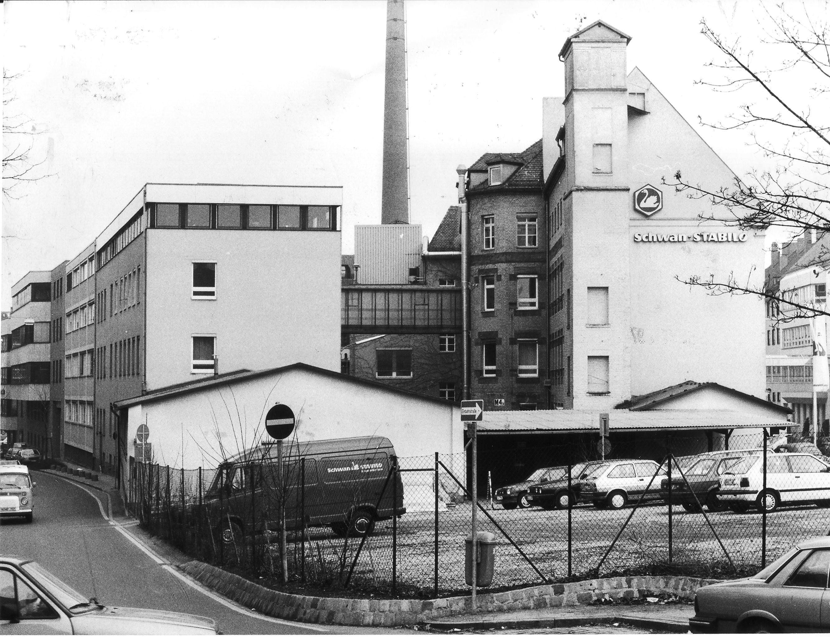 Bei der Bombardierung Nürnbergs während des Zweiten Weltkriegs wurde auch die Bleistiftfabrik zerstört. 1961 war deren Wiederaufbau an der Maxfeldstraße (Foto) erfolgreich abgeschlossen. 35 Jahre später (1995/96) erfolgte der Umzug in die neue Zentrale nach Heroldsberg bei Nürnberg; zeitgleich wurde das Unternehmen unter dem Dach einer Holding neu organisiert.