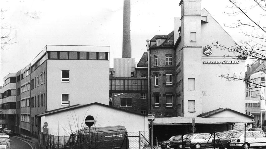 Bei der Bombardierung Nürnbergs während des Zweiten Weltkriegs wurde auch die Bleistiftfabrik zerstört. 1961 war deren Wiederaufbau an der Maxfeldstraße (Foto) erfolgreich abgeschlossen. 35 Jahre später (1995/96) erfolgte der Umzug in die neue Zentrale nach Heroldsberg bei Nürnberg; zeitgleich wurde das Unternehmen unter dem Dach einer Holding neu organisiert.