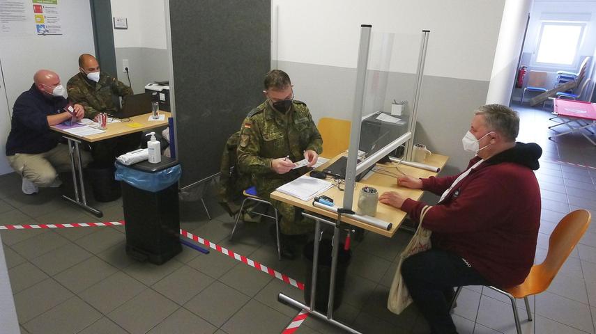 „Die Wache ist nicht für Impfaktionen konzipiert“, sagt BRK-Kreisgeschäftsführer Rainer Braun. „Aber wir kriegen das hin.“ Blick in die „Impfstelle“ auf dem Flug der BRK-Wache, wo zwei Bundeswehrsoldaten aus Pfreimd die Anmeldungen entgegennehmen.
„Die Wache ist nicht für Impfaktionen konzipiert“, sagt BRK-Kreisgeschäftsführer Rainer Braun. „Aber wir kriegen das hin.“ Blick in die „Impfstelle“ auf dem Flug der BRK-Wache, wo zwei Bundeswehrsoldaten aus Pfreimd die Anmeldungen entgegennehmen.