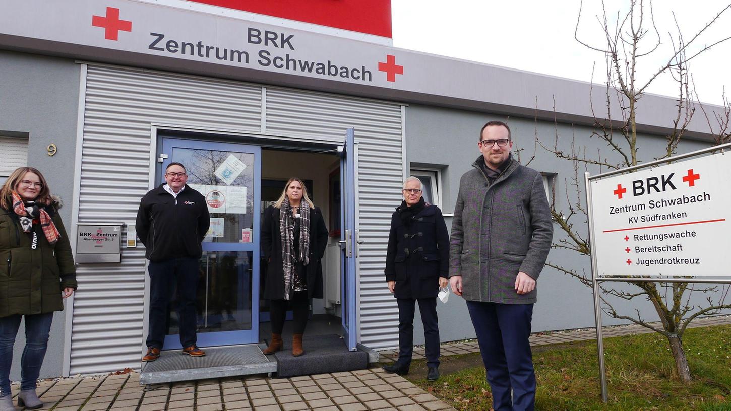 „Wir hatten wenig Zeit, aber die wenige Zeit haben wir bestens genutzt“, sagt der Schwabacher Oberbürgermeister Peter Reiß (rechts), der am Montag gemeinsam mit Corinna Bauer vom Rechtsreferat, Rainer Braun, Geschäftsführer des BRK-Kreisverbands Südfranken, der Pandemiebeauftragten Christiane Kostka und Stadtrechtsrat Knut Engelbrecht (von links) die an sechs Tagen geöffnete Impfstelle in der Rettungswache Schwabach-Nord in Betrieb nahmen. 