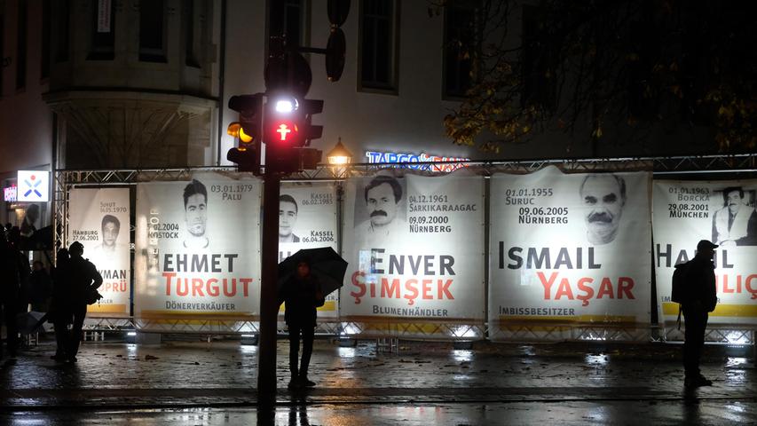 Zwickau erinnert mit Bildern und Namen der NSU-Opfer auf großen Transparenten an die Getöteten.
Zwickau erinnert mit Bildern und Namen der NSU-Opfer auf großen Transparenten an die Getöteten.
