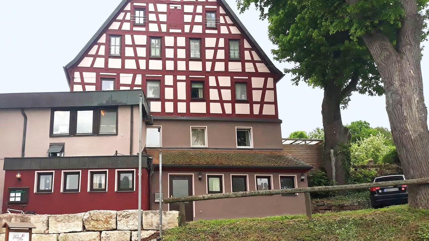 Außen wenig Platz und innen anscheinend nicht so ganz amtliche Bauwerke. Die Reisingers haben von Auseinandersetzungen mit Anliegern und Behörden genug und schließen das Feinschmecker-Lokal.
Außen wenig Platz und innen anscheinend nicht so ganz amtliche Bauwerke. Die Reisingers haben von Auseinandersetzungen mit Anliegern und Behörden genug und schließen das Feinschmecker-Lokal.