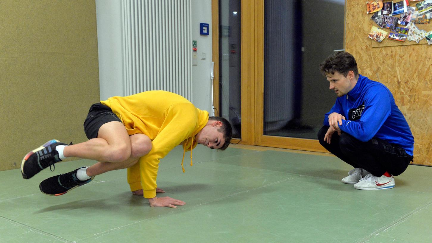 Für ein Probetraining sieht das schon ganz gut aus: EN-Mitarbeiter Kilian Graef (links) macht erste Breakdance-Versuche, Trainer Max Weigl gibt Tipps.  