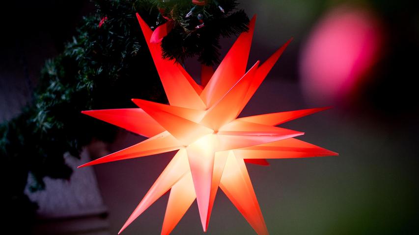 Aus manchem Fenster leuchtet in der Weihnachtszeit ein Stern mit besonderer Geometrie: ein Herrnhuter Stern. Die Idee dazu entstand im 19. Jahrhundert in einem Internat der Herrnhuter Brüdergemeinde.