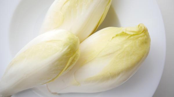 Chicorée ist gerade wegen seiner Bitterstoffe sehr gesund, denn diese sind gut für Verdauung, Stoffwechsel und Kreislauf. Er ist reich an Kalium, Folsäure und Zink, liefert auch die Vitamine A, B und C. Außerdem haben 100 Gramm Chicorée nur 16 Kilokalorien.