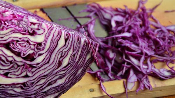 Rotkohl enthält eine große Menge an Vitamin C und liefert einige wichtige Mineralstoffe wie Kalium, Calcium und Eisen. Dabei reichen 200 Gramm Rotkohl schon aus, um den empfohlenen Tagesbedarf an Vitamin C zu decken.