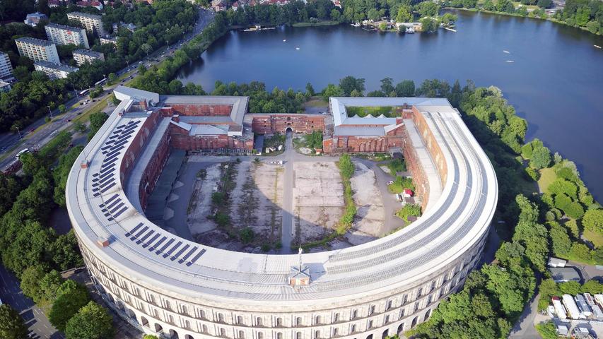 Wirkt auch von oben wuchtig: der Torso der Nürnberger Kongresshalle.
Wirkt auch von oben wuchtig: der Torso der Nürnberger Kongresshalle.