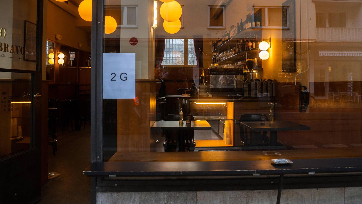Da war der Eintritt mit 2G noch möglich. Inzwischen sind Bars und Clubs wieder komplett geschlossen, während Restaurants unter Auflagen offen bleiben dürfen, aber um 22 Uhr Sperrstunde haben.
Da war der Eintritt mit 2G noch möglich. Inzwischen sind Bars und Clubs wieder komplett geschlossen, während Restaurants unter Auflagen offen bleiben dürfen, aber um 22 Uhr Sperrstunde haben.