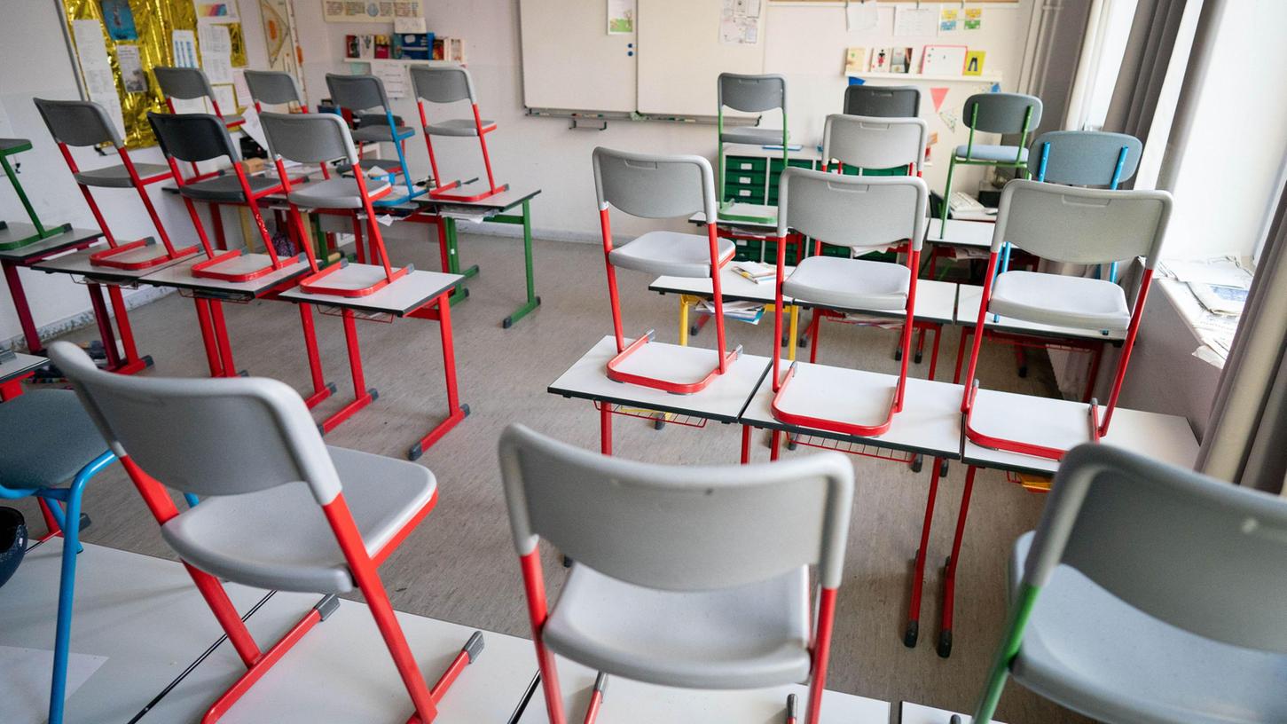 Eltern dürfen in Bayern nur noch dann das Schulgelände betreten, wenn sie geimpft, genesen oder getestet sind.
Eltern dürfen in Bayern nur noch dann das Schulgelände betreten, wenn sie geimpft, genesen oder getestet sind.