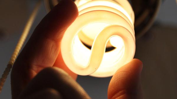 Hier wird zwischen normalen und energiesparenden unterschieden. Herkömmliche Glühlampen kommen in den Restmüll. Energiesparende enthalten allerdings Stoffe wie Kupfer, Aluminium und Zinn, aber auch Quecksilber, das auf keinen Fall im Restmüll entsorgt werden darf. Sie sollten deshalb bei Wertstoffsammelstellen abgegeben werden.