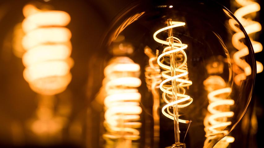 Um die 90 Euro zahlt ein Drei-Personen-Haushalt pro Jahr für Beleuchtung. Das geht günstiger: Werden herkömmliche Glühleuchten gegen Energiesparlampen ausgetauscht, drückt das die Stromkosten laut dem Stromanbieter Eon um ein Fünftel. Noch sparsamer arbeiten LED-Lampen. Das Vorurteil vom ungemütlichen Licht ist übrigens überholt: Mittlerweile sind Energiesparlampen und LEDs in warmen Lichtfarben ("warmweiß" oder "extrawarmweiß") erhältlich. Auch bei der Lebensdauer sind die Verhältnisse klar: Während die Glühbirne nur gut 1000 Stunden brennt, leuchten Energiesparlampen bis zu 15.000 Stunden und LEDs bis zu 40.000 Stunden.