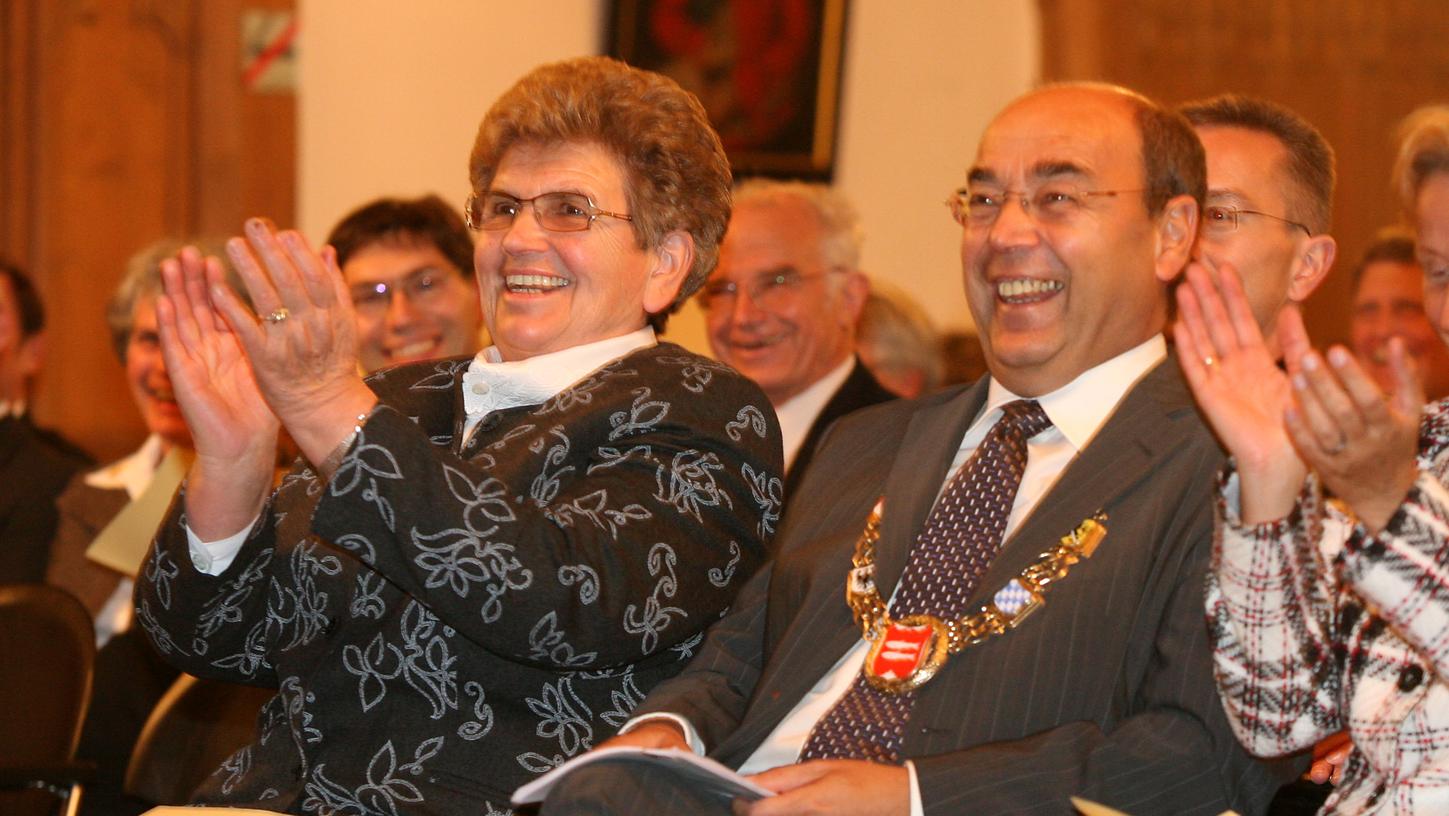 2006 gab die Stadt im Großen Rathaussaal einen Empfang zu Maria Wagners 75. Geburtstag.
2006 gab die Stadt im Großen Rathaussaal einen Empfang zu Maria Wagners 75. Geburtstag.