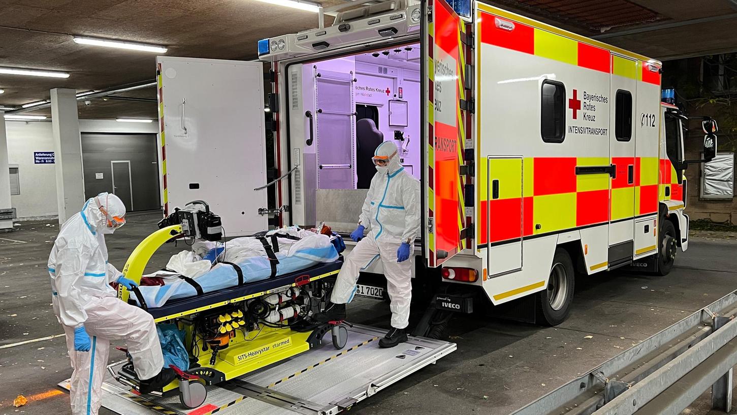 Das Erlanger BRK transportiert mit seinem Intensivtransportwagen regelmäßig schwerkranke Covid-Patienten zu Flughäfen, von wo sie dann in den Norden der Republik geflogen werden.
Das Erlanger BRK transportiert mit seinem Intensivtransportwagen regelmäßig schwerkranke Covid-Patienten zu Flughäfen, von wo sie dann in den Norden der Republik geflogen werden.