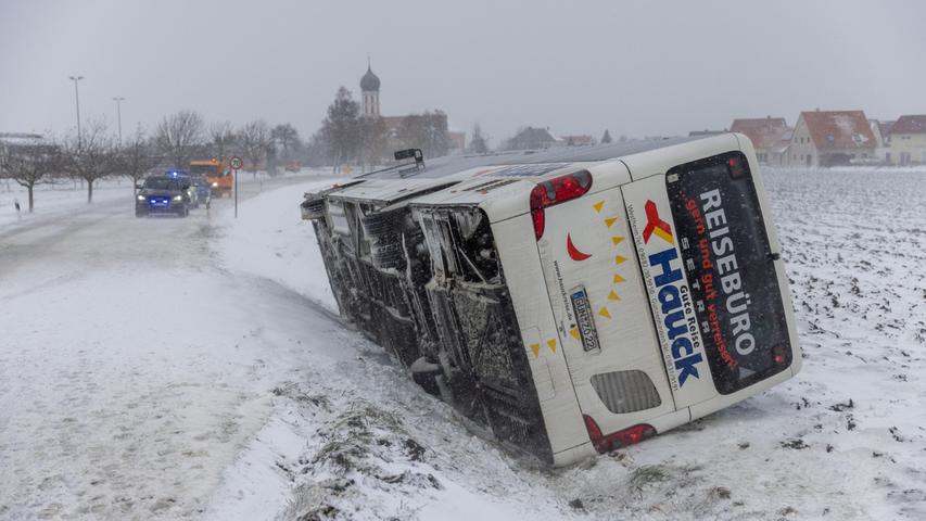 Zwischen Spielberg und Gnotzheim ist ein Schulbus in den Straßengraben gekippt.