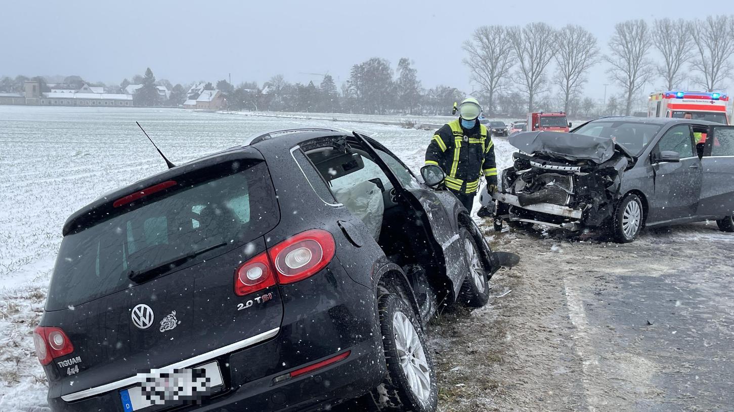 Bei dem Unfall zwischen Höhberg und Streudorf sind drei Personen mittelschwer verletzt worden.
