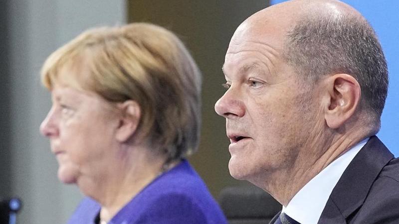 Beim Vorgezogenen Gipfeltreffen zwischen Bund und Länder wird über verschärfte Maßnahmen zur Bekämpfung der Corona-Pandemie gesprochen.
Beim Vorgezogenen Gipfeltreffen zwischen Bund und Länder wird über verschärfte Maßnahmen zur Bekämpfung der Corona-Pandemie gesprochen.