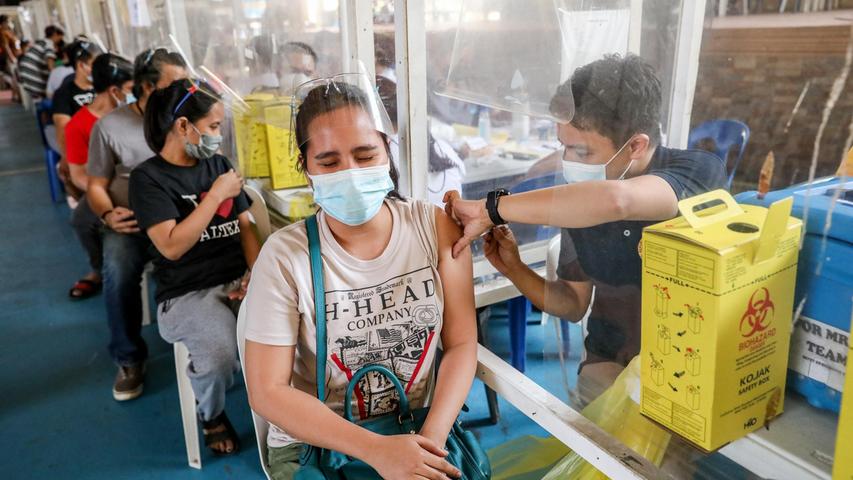 Die Philippinen haben aufgrund der neuen Coronavirus-Variante Omikron eine dreitägige landesweite Impfaktion gestartet, die neun Millionen Menschen erreichen soll. Am Wochenende hatten die Philippinen ein vorübergehendes Einreiseverbot für 14 Länder verhängt.