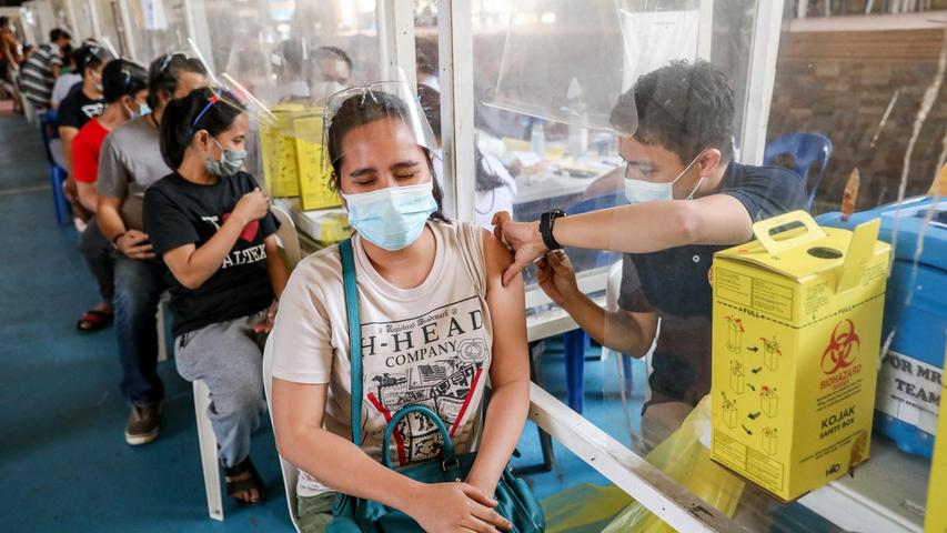 Die Philippinen haben aufgrund der neuen Coronavirus-Variante Omikron eine dreitägige landesweite Impfaktion gestartet, die neun Millionen Menschen erreichen soll. Am Wochenende hatten die Philippinen ein vorübergehendes Einreiseverbot für 14 Länder verhängt. Die Philippinen haben aufgrund der neuen Coronavirus-Variante Omikron eine dreitägige landesweite Impfaktion gestartet, die neun Millionen Menschen erreichen soll. Am Wochenende hatten die Philippinen ein vorübergehendes Einreiseverbot für 14 Länder verhängt.