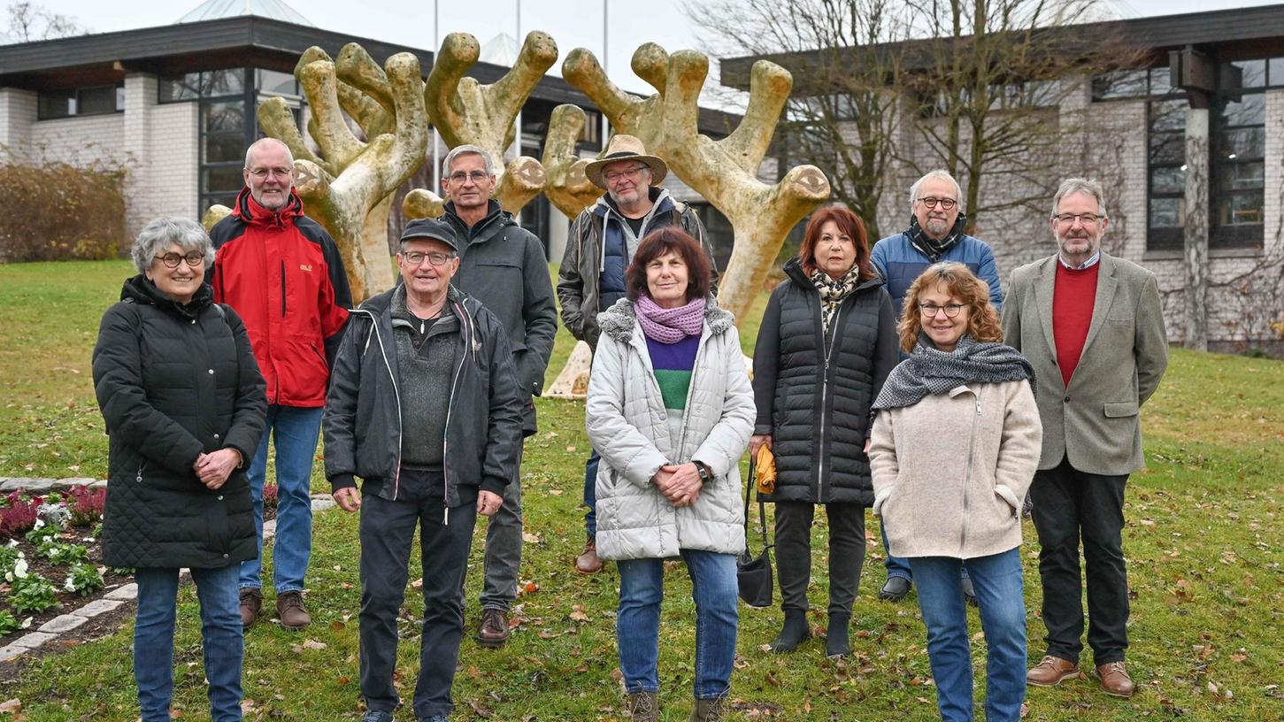 Ehemalige Mitarbeiterinnen und Mitarbeiter des Auhofs – unter ihnen Hans Ordnung (rechts) – fühlen sich in Misskredit gebracht. Schuld sind Darstellungen in dem Buch „Es sollte doch alles besser werden“, mit dem ein dunkles Kapitel in der Geschichte der Rummelsberger Behindertenhilfe aufgeschlagen wird.
Ehemalige Mitarbeiterinnen und Mitarbeiter des Auhofs – unter ihnen Hans Ordnung (rechts) – fühlen sich in Misskredit gebracht. Schuld sind Darstellungen in dem Buch „Es sollte doch alles besser werden“, mit dem ein dunkles Kapitel in der Geschichte der Rummelsberger Behindertenhilfe aufgeschlagen wird.