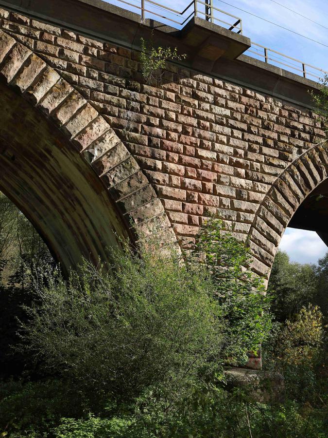 Die alte Eisenbahnbrücke über die Rednitz von 1845 bei Wolkersdorf.
Die alte Eisenbahnbrücke über die Rednitz von 1845 bei Wolkersdorf.