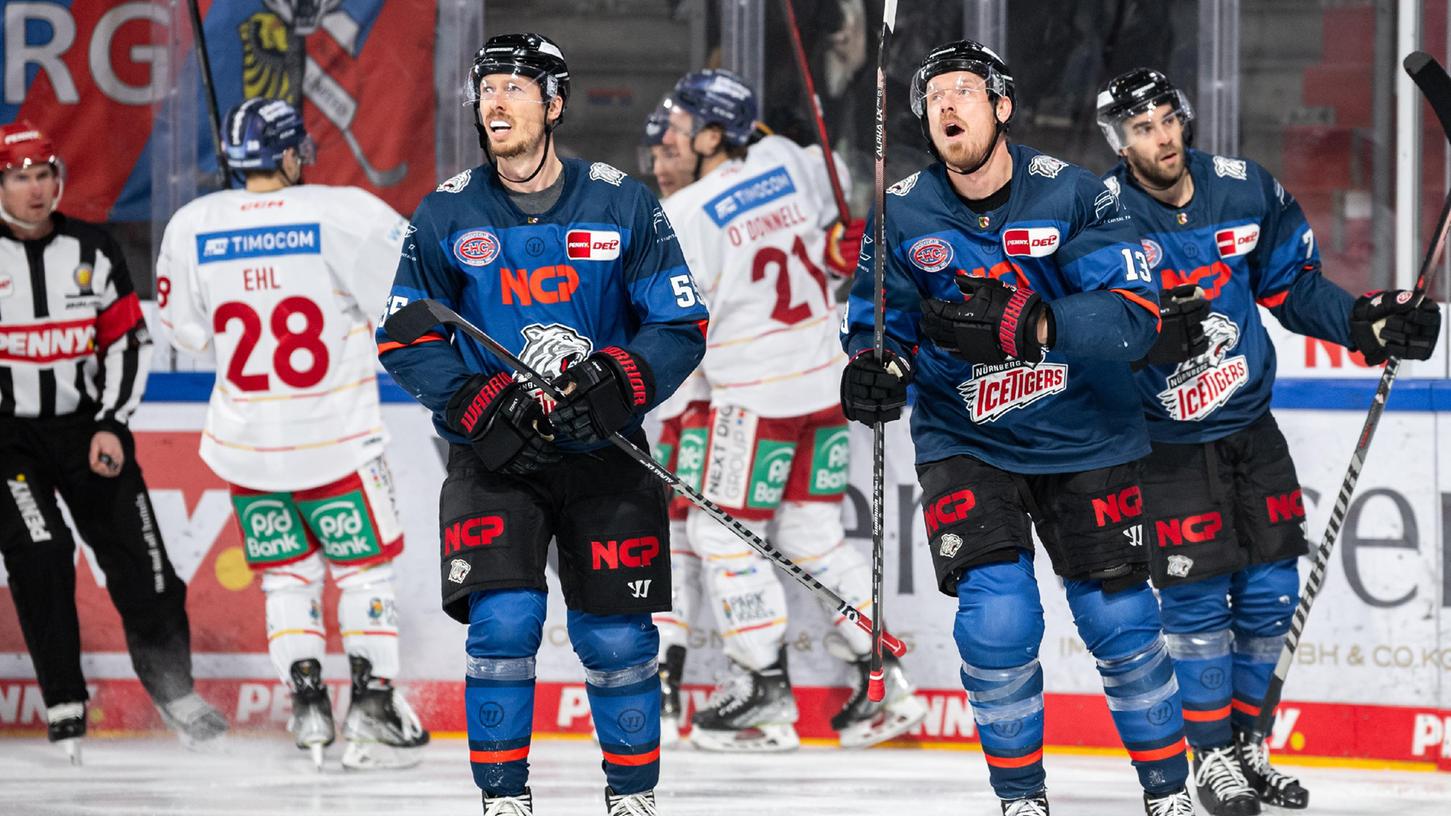 Im Hintergrund jubelt die DEG. Im Vordergrund hoffen die Ice Tigers, dass es bald vorbei ist. Im Hintergrund jubelt die DEG. Im Vordergrund hoffen die Ice Tigers, dass es bald vorbei ist.