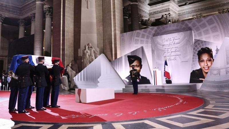 Ein Sarg hält feierlich Einzug in das Pariser Panthéon. Darin liegen allerdings nicht die sterblichen Überreste von Baker, sondern etwas Erde.