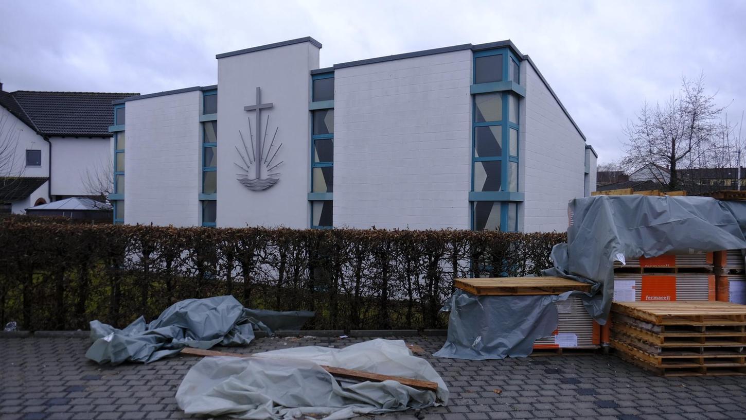 Diese Ansicht kannten viele, weil das Gebäude der Neuapostolischen Kirche am Stadtrand von Herzogenaurach stand und von Norden gut sichtbar war. Bis der neue Kindergarten die Sicht verdeckte.