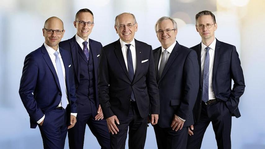 Die neue Führungsriege: Gregor Scheller (Mi.), Joachim Hausner (2. v. li.), Stefan Benecke (re.), Alexander Brehm (li.) und Rainer Lang (2. v. re.) leiten die neue Großbank. 