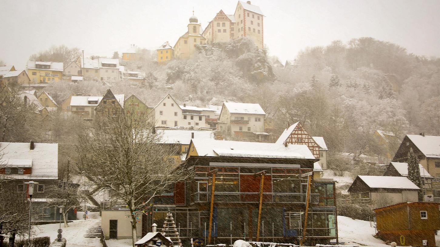 Winterliche Idylle aber auch eine Gefahr im Straßenverkehr: Der kurzzeitige Wintergruß mit Schnee und Glätte hat in der Fränkischen Schweiz (im Bild Egloffstein) zu haufenweisen Unfällen geführt. 