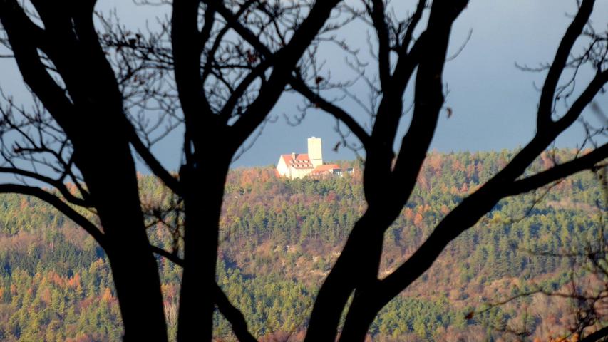 Ungewohnter Blick vom Walberla auf Burg Feuerstein.