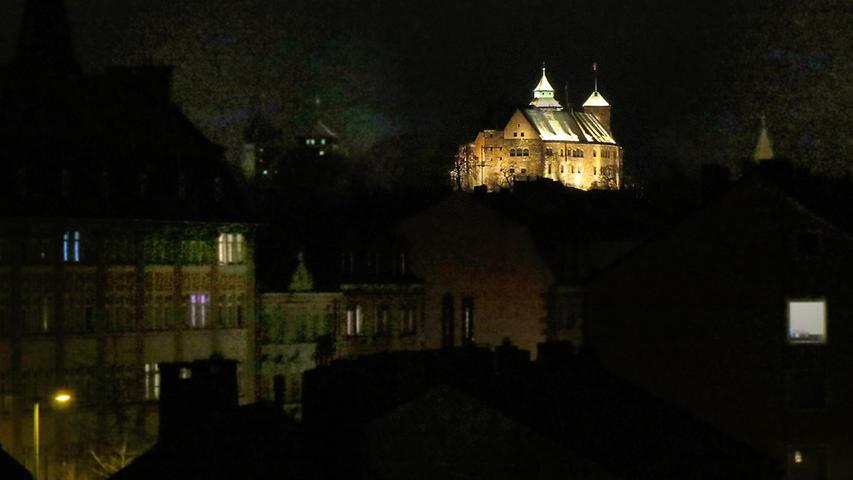 Kurz nach dem ersten Schneefall leuchtet die illuminierte Nürnberger Burg in der Nacht wie ein Juwel über der Stadt.
