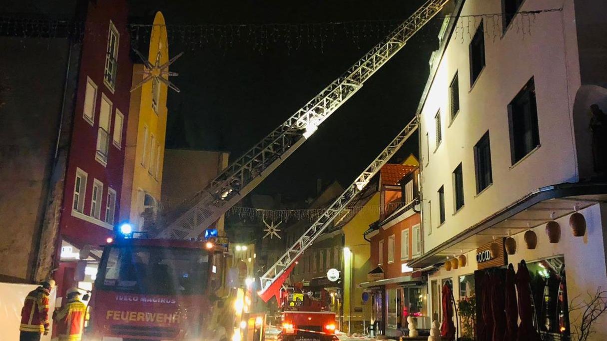Neumarkter Feuerwehr löscht Dachstuhl in der Klostergasse 