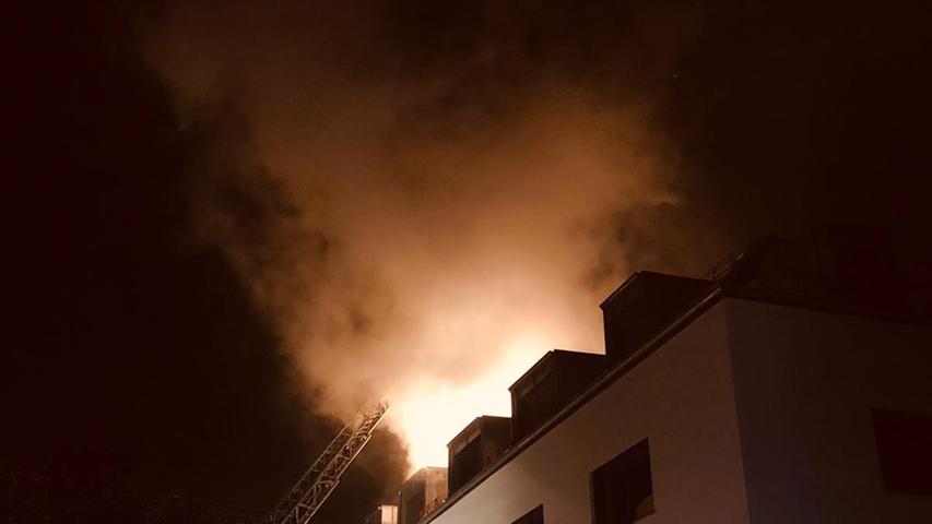 Neumarkter Feuerwehr löscht Dachstuhl in der Klostergasse 
