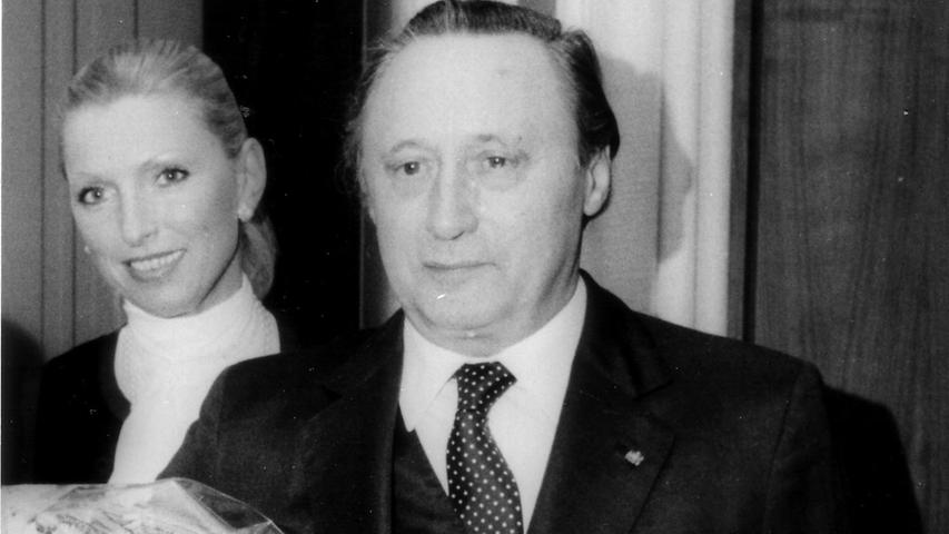 Dr. h.c. Georg Schaeffler wurde durch die Stadt Herzogenaurach zum Ehrenbürger ernannt. Im Hintergrund seine Frau Maria-Elisabeth Schaeffler, die ab 1996 die Geschicke bestimmte.
Dr. h.c. Georg Schaeffler wurde durch die Stadt Herzogenaurach zum Ehrenbürger ernannt. Im Hintergrund seine Frau Maria-Elisabeth Schaeffler, die ab 1996 die Geschicke bestimmte.