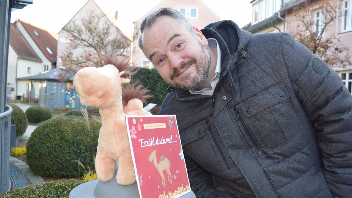 Stephan Simon schickt das Kamel „Eyjo“ ab 30. November auf eine „wundersame Reise“. Bis 24. Dezember gibt’s täglich eine Episode.
Stephan Simon schickt das Kamel „Eyjo“ ab 30. November auf eine „wundersame Reise“. Bis 24. Dezember gibt’s täglich eine Episode.