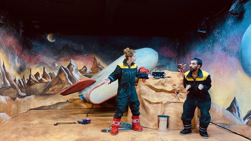 Am Samstag um 15 und 17 Uhr zeigt das Theater Rootslöffel das Stück "Robinson und Crusoe". Die Geschichte zweier verfeindeter Astronauten, die auf einem Planeten notlanden, ist für Kinder ab 6 Jahren geeignet. Die Vorstellung am Sonntag ist bereits ausverkauft. 