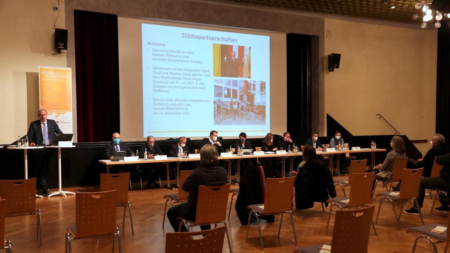 Die Verwaltungsspitze im Vereinshaus: Die Veranstaltung konnte auch per Livestream zuhause angeschaut werden.
Die Verwaltungsspitze im Vereinshaus: Die Veranstaltung konnte auch per Livestream zuhause angeschaut werden.