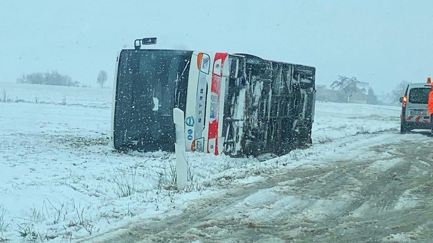 Nachdem dieser Schulbus mit zehn Kindern nahe Hilpoltstein in den Graben gerutscht und umgefallen war, ließ der Fahrer statt der Polizei zunächst einen Ersatzbus kommen, der ebenfalls umkippte.