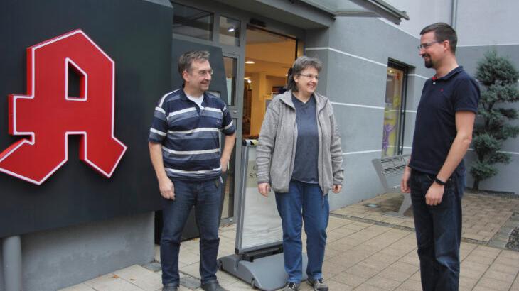 Die Übergabe des Staffelstabs für die beiden Apotheken ist ein längerer Prozess, der erst im Februar kommenden Jahres abgeschlossen sein wird. Von links: Dr. Ralf Schabik, Andrea Schabik und Georg Restle, der die Wallenstein Apotheke und die Apotheke am Röder von den Schabiks übernimmt. Die Übergabe des Staffelstabs für die beiden Apotheken ist ein längerer Prozess, der erst im Februar kommenden Jahres abgeschlossen sein wird. Von links: Dr. Ralf Schabik, Andrea Schabik und Georg Restle, der die Wallenstein Apotheke und die Apotheke am Röder von den Schabiks übernimmt.