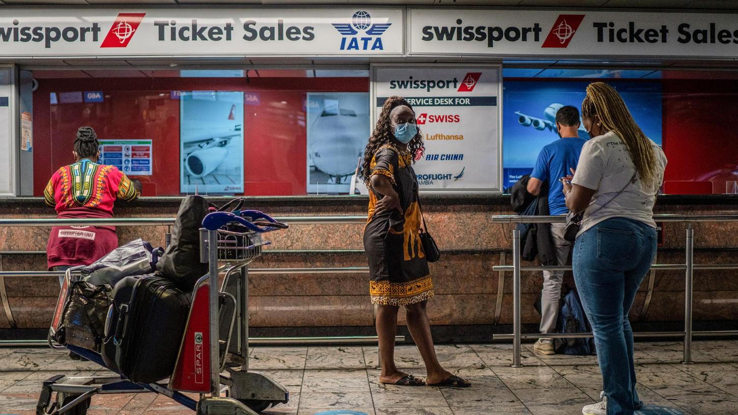 Passagiere warten in Johannesburg, Südafrika an einem Ticketschalter und kommen nicht mehr weiter. Auch andernorts stranden derzeit die Passagiere.