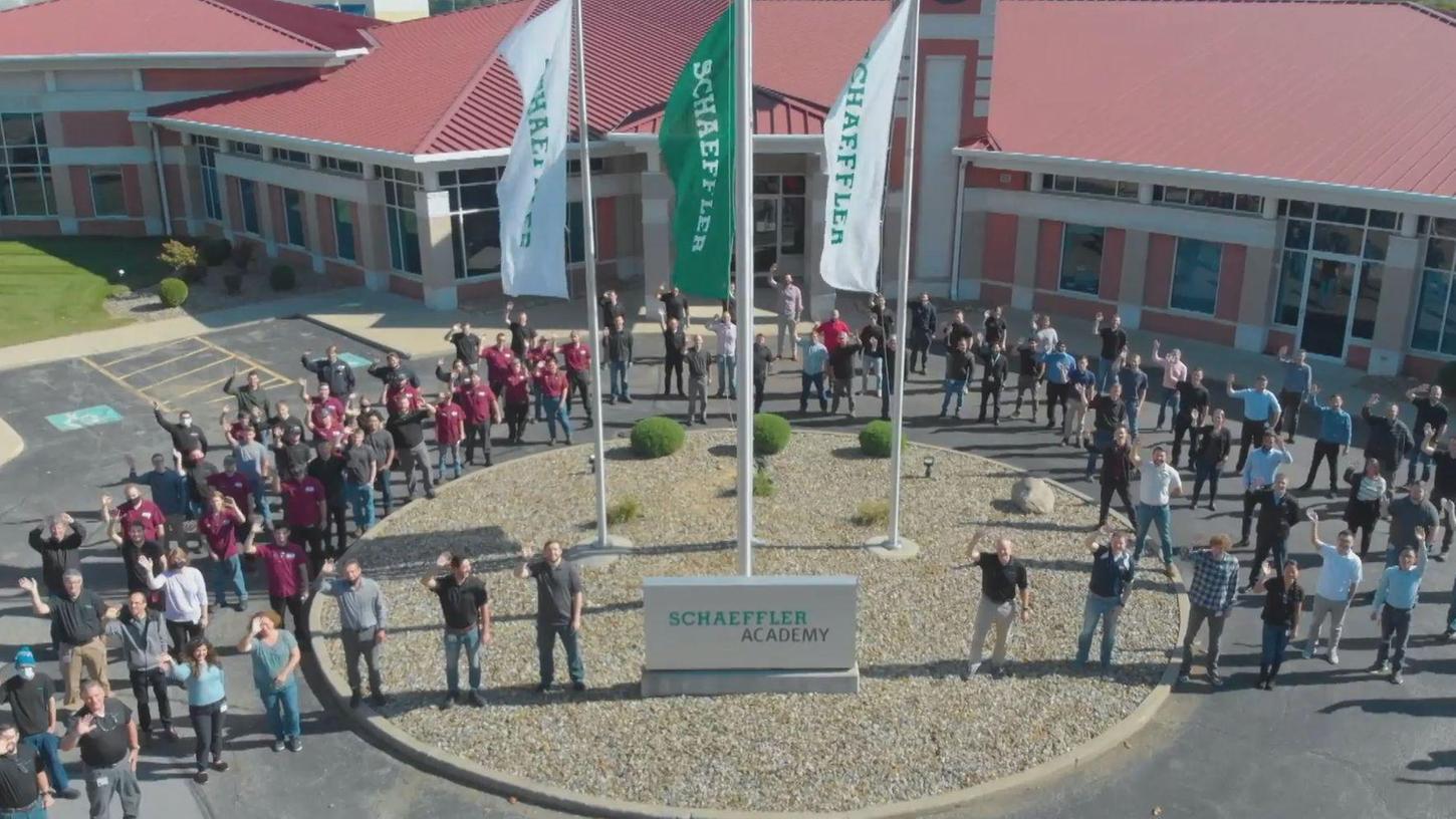 Bei der Online-Jubiläumsveranstaltung zum 75-Jährigen am 30.11.2021 gratulierten Mitarbeiter aus aller Welt per Videoclip.
Bei der Online-Jubiläumsveranstaltung zum 75-Jährigen am 30.11.2021 gratulierten Mitarbeiter aus aller Welt per Videoclip.