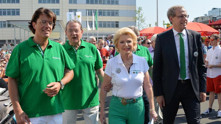 Vorstandsvorsitzender Klaus Rosenfeld (v.l.), Jürgen Thumann, Maria-Elisabeth Schaeffler-Thumann und Herzogenaurachs Bürgermeister German Hacker beim Mitarbeitertag 2016 mit zahlreichen Besuchern und Attraktionen auf dem Werksgelände.
Vorstandsvorsitzender Klaus Rosenfeld (v.l.), Jürgen Thumann, Maria-Elisabeth Schaeffler-Thumann und Herzogenaurachs Bürgermeister German Hacker beim Mitarbeitertag 2016 mit zahlreichen Besuchern und Attraktionen auf dem Werksgelände.