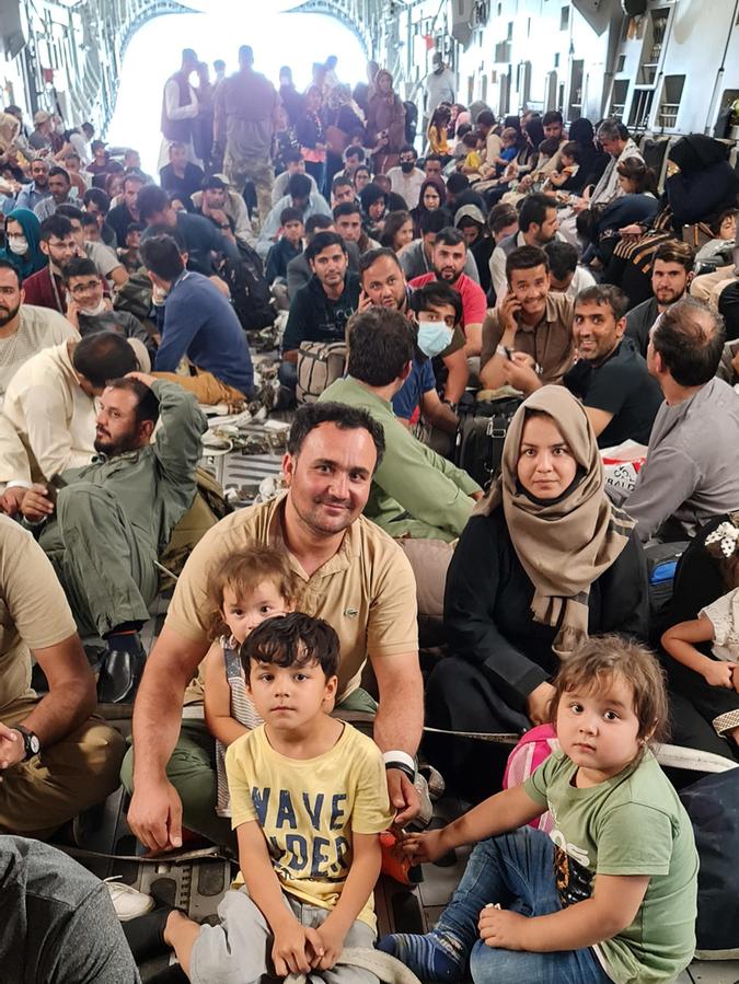 Laut Zabiullah Qahar befanden sich mehr als 50 Personen in dem Flugzeug, das sie aus Kabul rausbrachte. Laut Zabiullah Qahar befanden sich mehr als 50 Personen in dem Flugzeug, das sie aus Kabul rausbrachte.